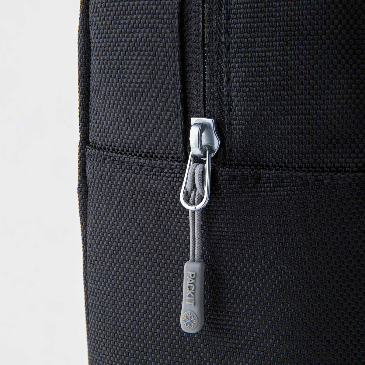 freezable-wine-carrier-p1 freezable-wine-carrier-black-ecofreeze-plus-zoom-zipper-pull.jpg
